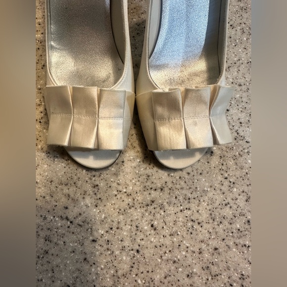 Stuart Weitzman Gigiritz White Satin Pump - Picture 5 of 12